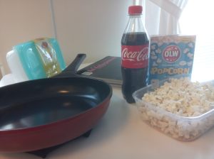 Stekpanna, kollegieblock och popcorn.