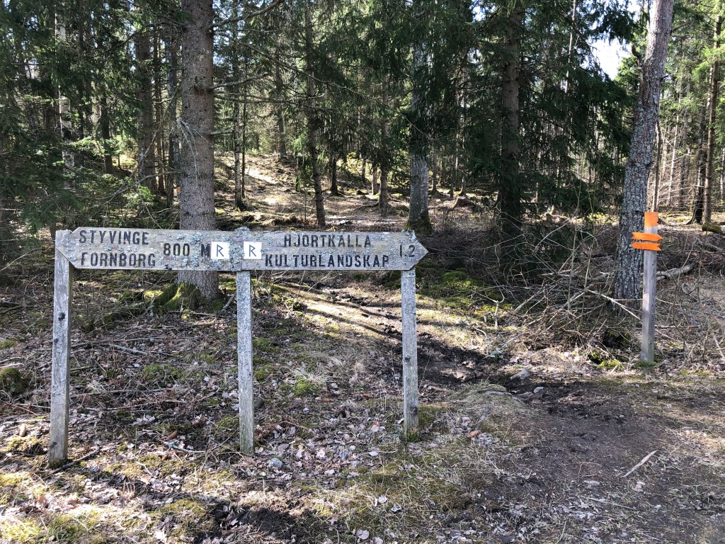 Skyltning längs med leden till Styvinge fornborg och Hjortkälla kulturlandskap.