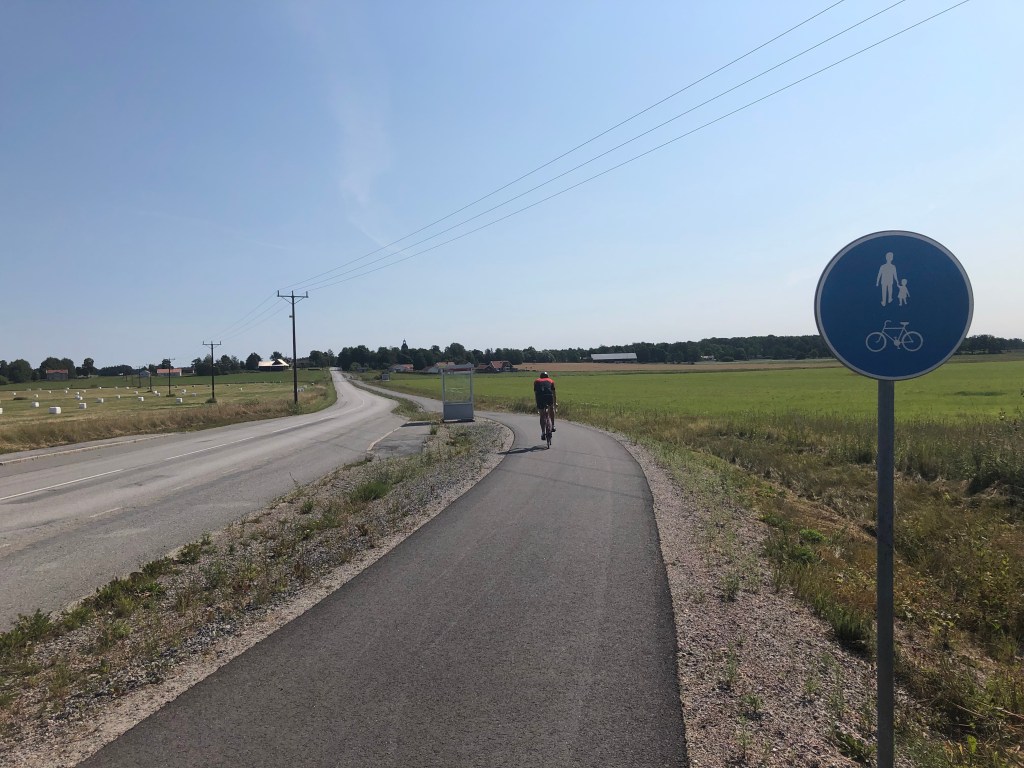 Cyklist på cykelbana på vägen till Glanshammar från Örebro.