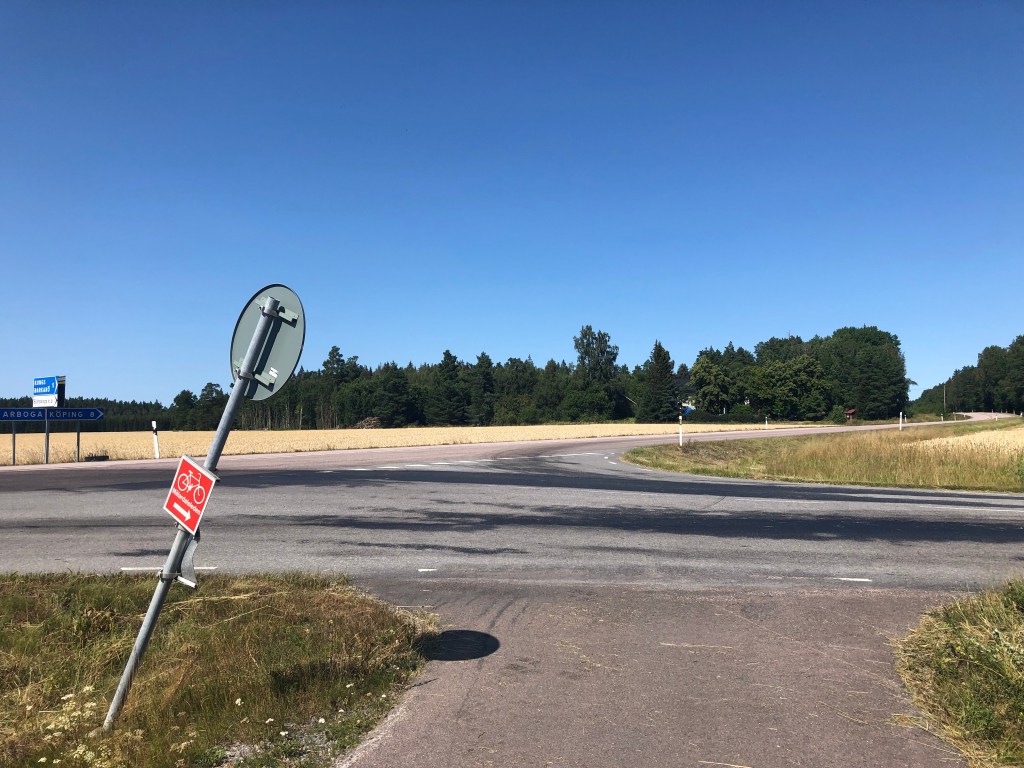 Korsningen vid Valskogsvägen och Arbogavägen med skylt om Mälardalsleden.