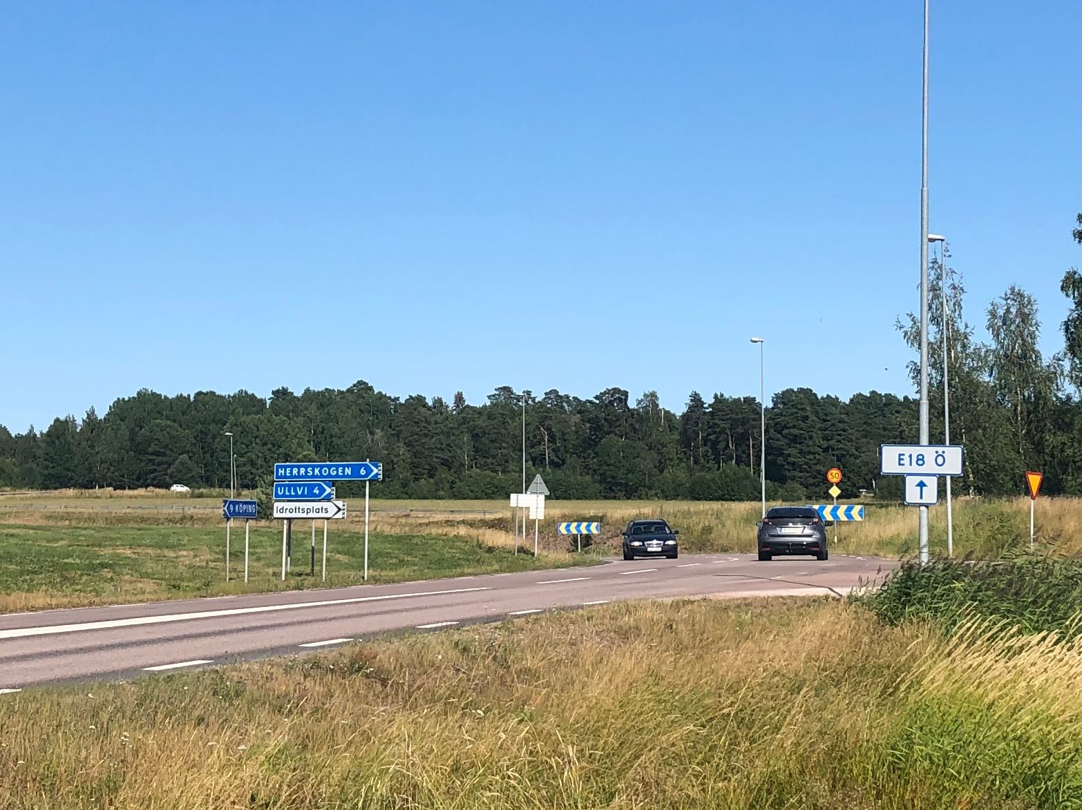 Korsningen i Munktorp med vägen mot Kolbäck och Herrskogen.