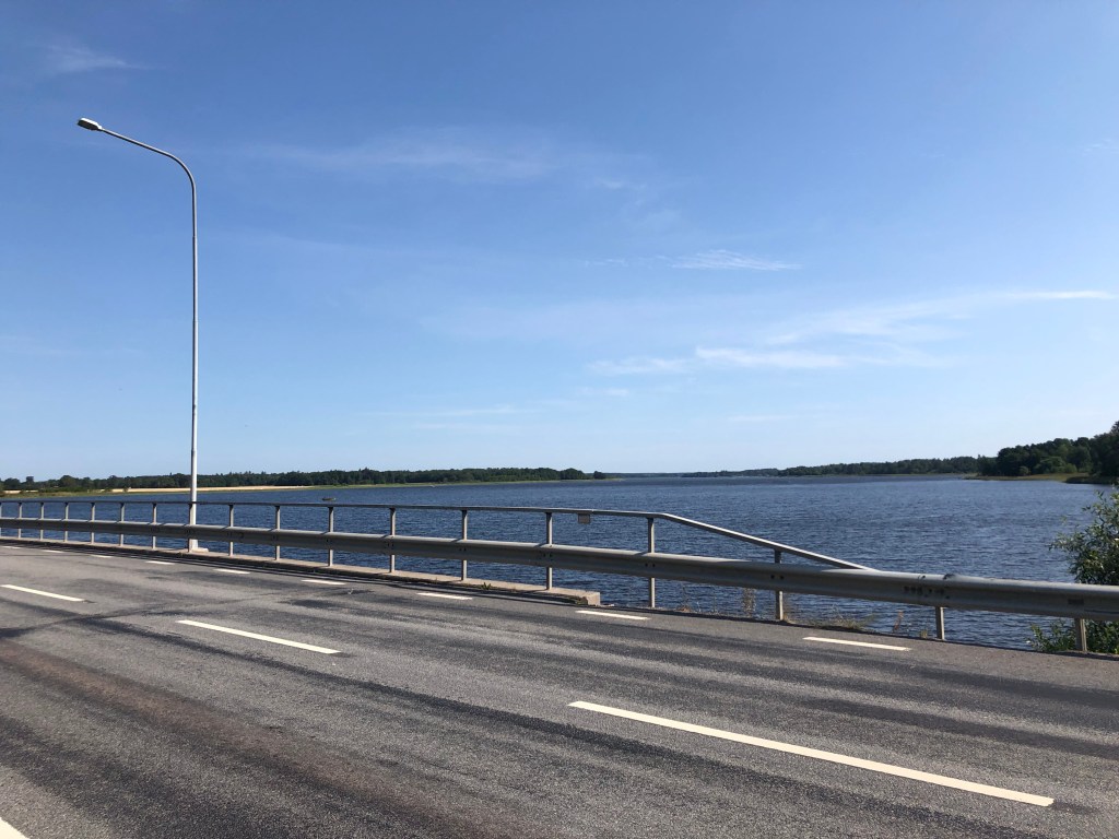 Blå himmel över sjön Freden i Borgåsund.