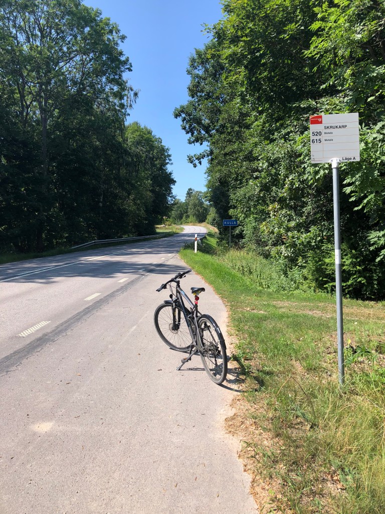 Min cykel ståendes vid en busshållplats på gamla riksväg 34.
