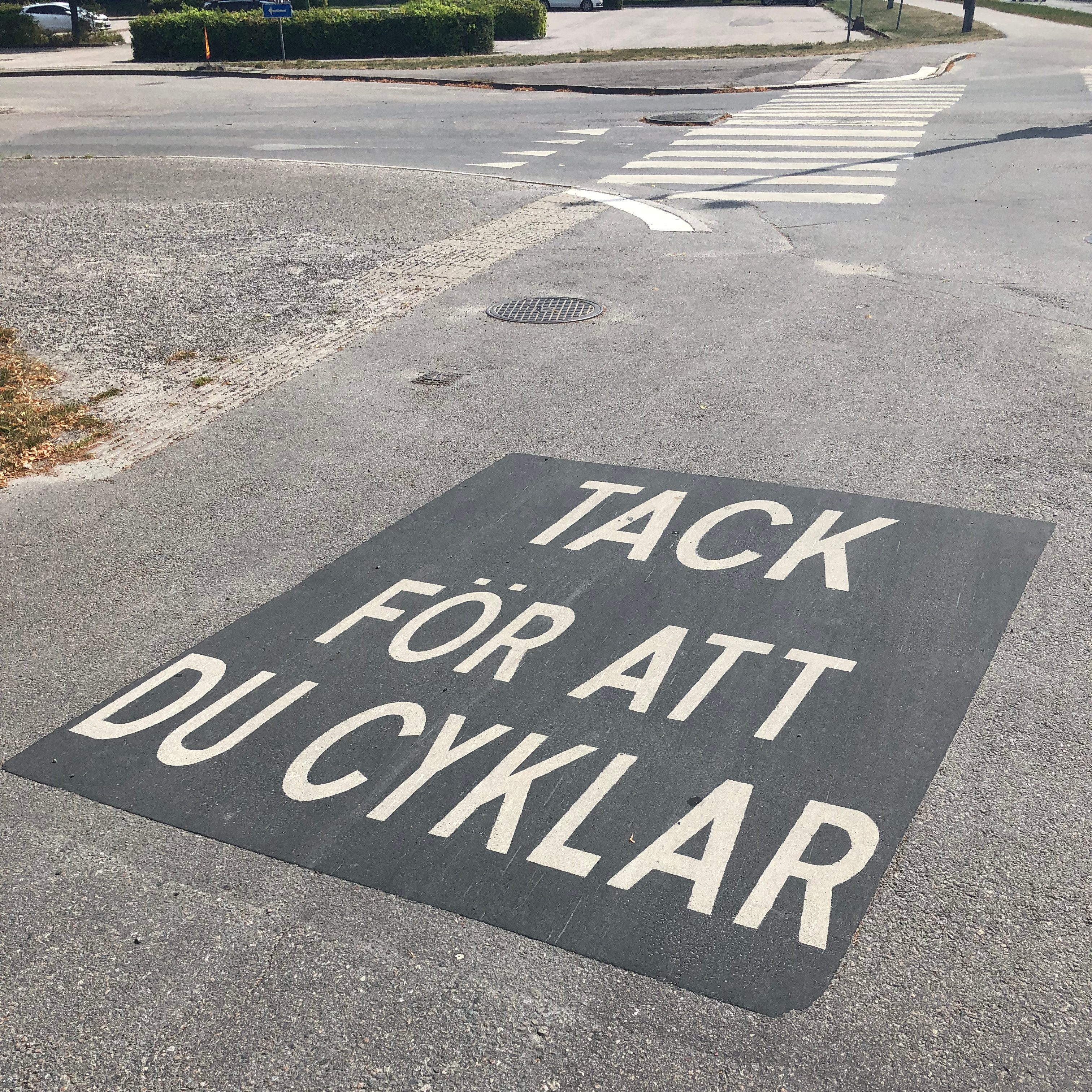 Målat meddelande på asfalten som säger "Tack för att du cyklar" i Eskilstuna.