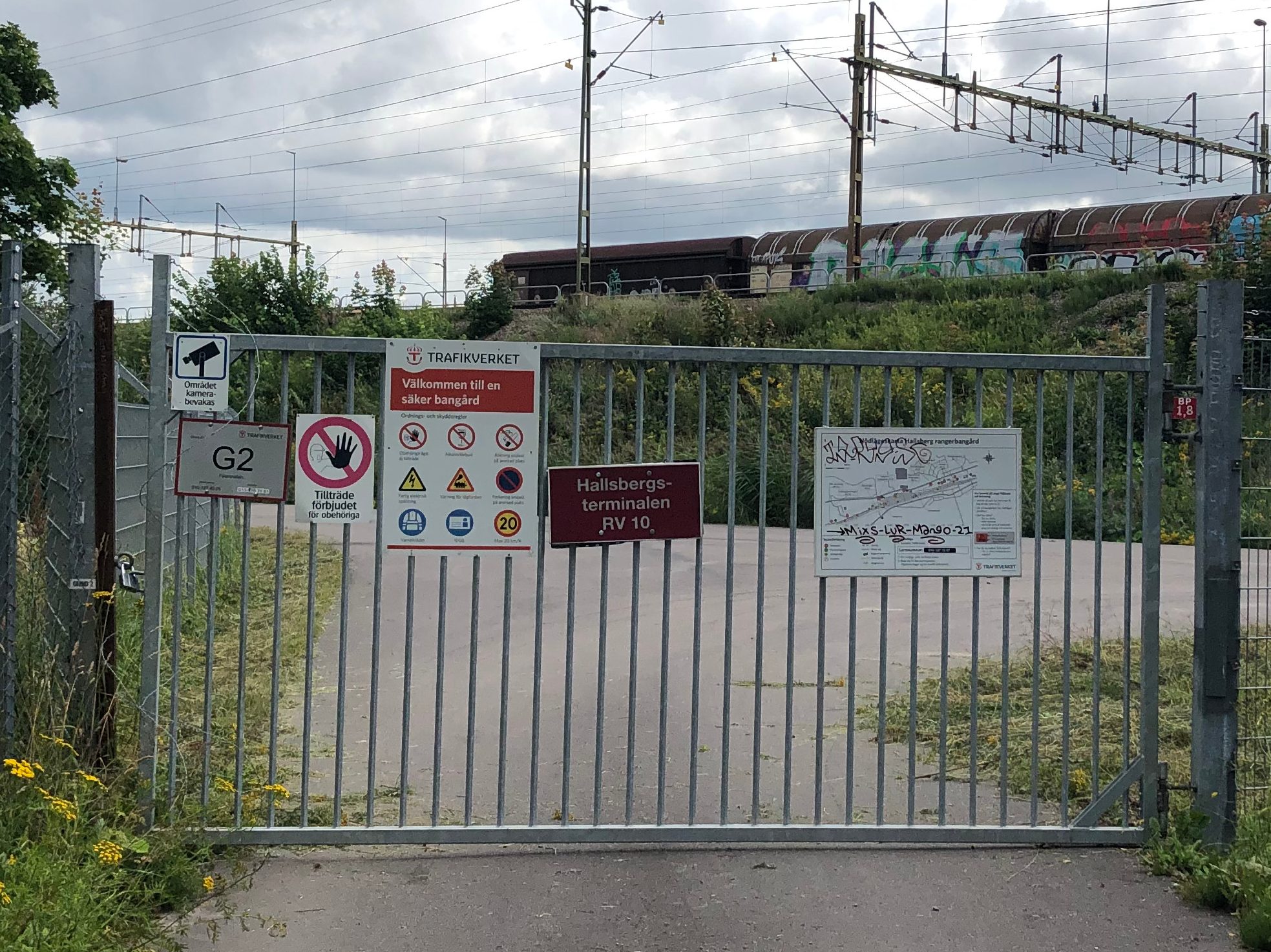 Avspärrad väg in till banområdet i Hallsberg.