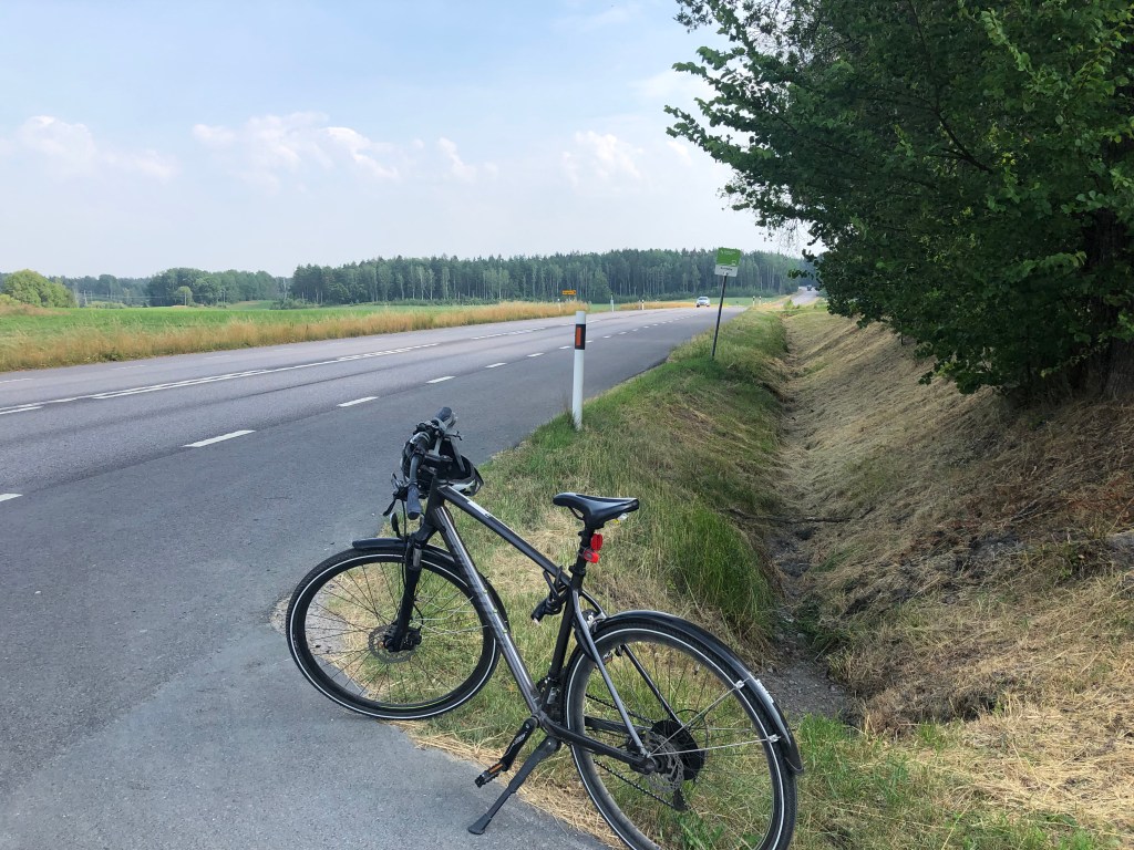 Cykeln ståendes i närheten av en busshållplats på riksväg 52.