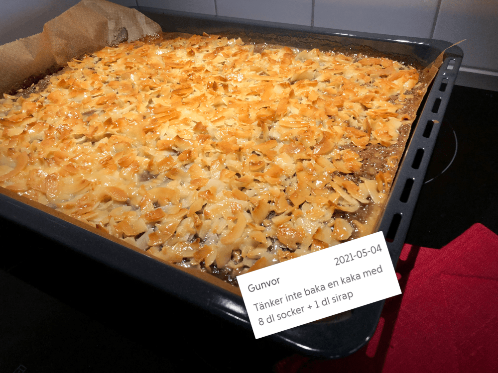 En långpanna med nygräddad toscakaka och en screenshot på kommentaren från Gunvor som säger ”Tänker inte baka en kaka med 8 dl socker + 1 dl sirap”.