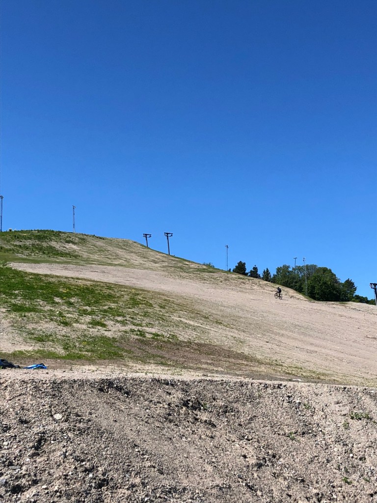Ekholmsnäsbacken med en mountainbike-cyklist på väg upp för den