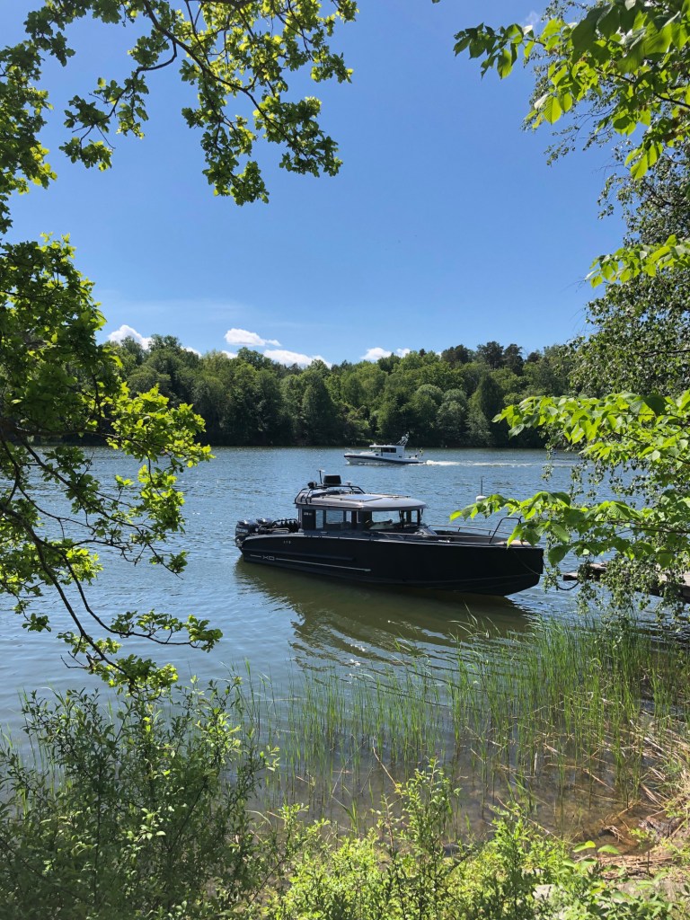 Två småbåtar i kyrkviken