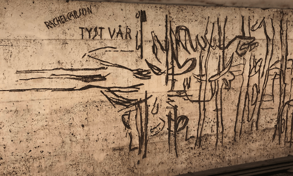 En referens till Rachel Carsons bok Tyst Vår, målat på väggen i Stockholms tunnelbana vid Karlaplan.